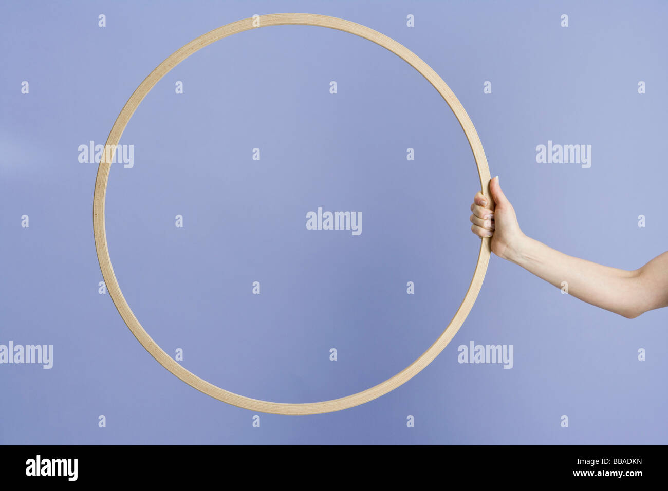 Eine Frau mit einem Kunststoff Reifen Stockfoto