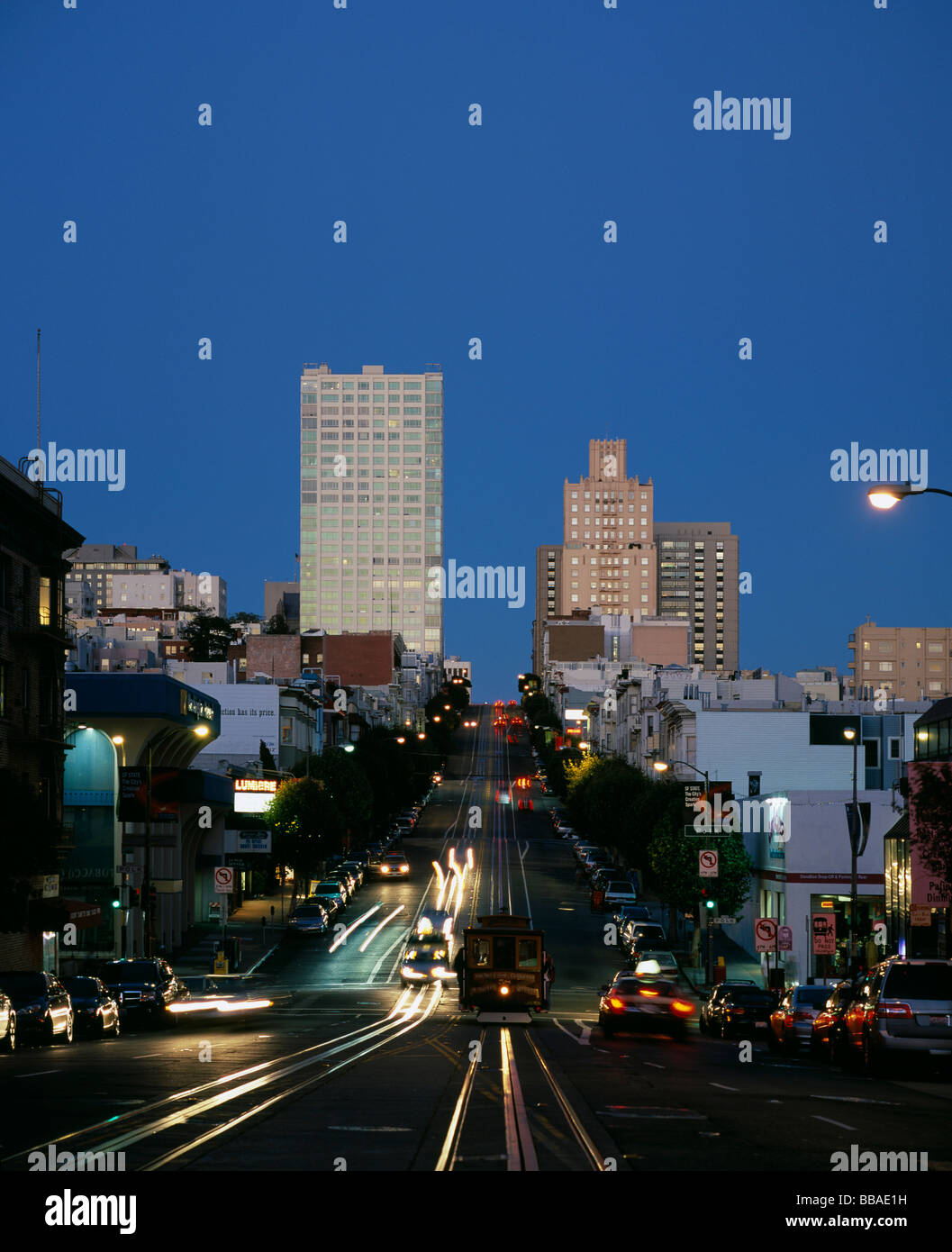California Street in der Abenddämmerung, San Francisco, Kalifornien, USA Stockfoto