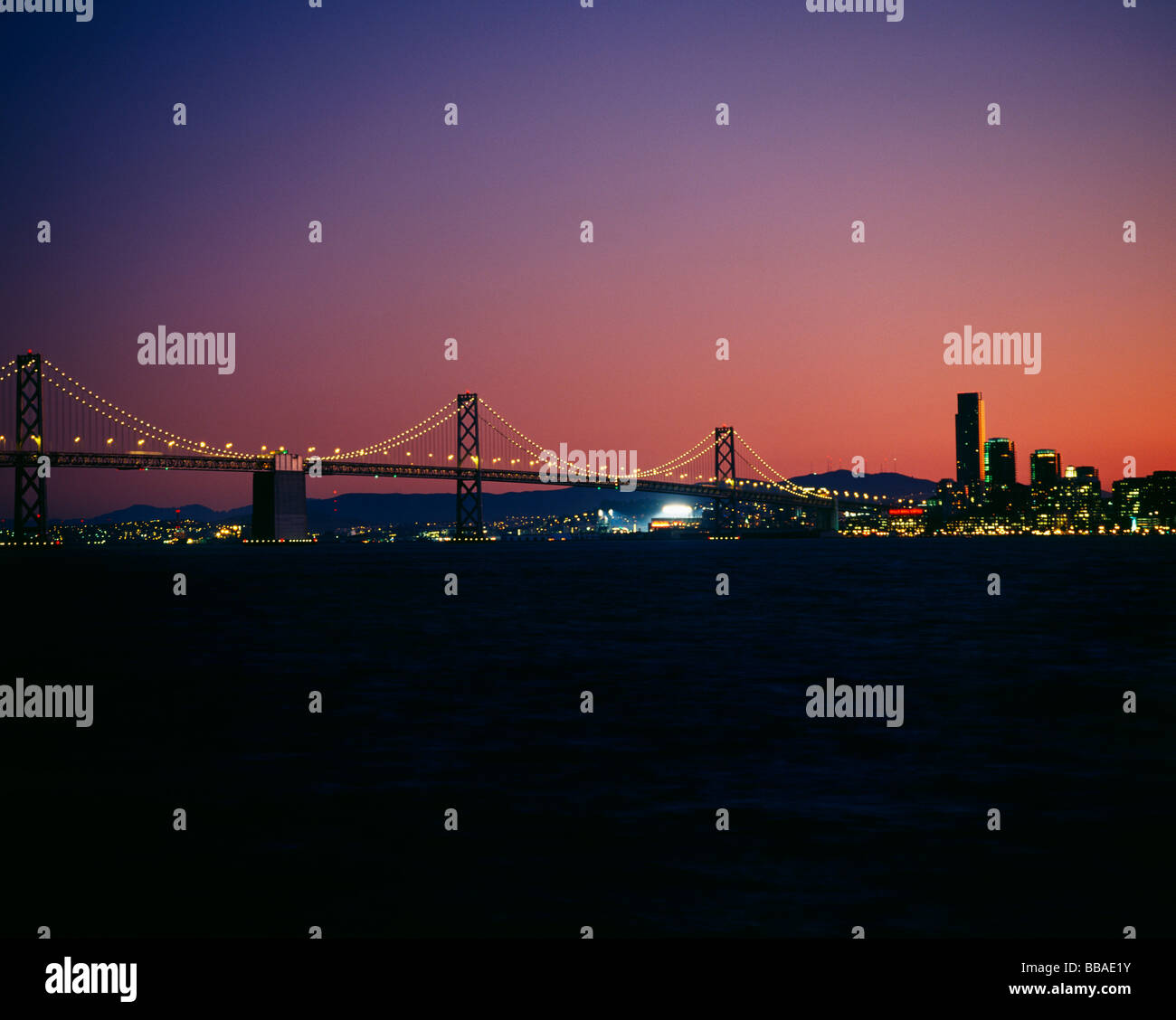 Oakland Bay Bridge in der Dämmerung, San Francisco, Kalifornien, USA Stockfoto