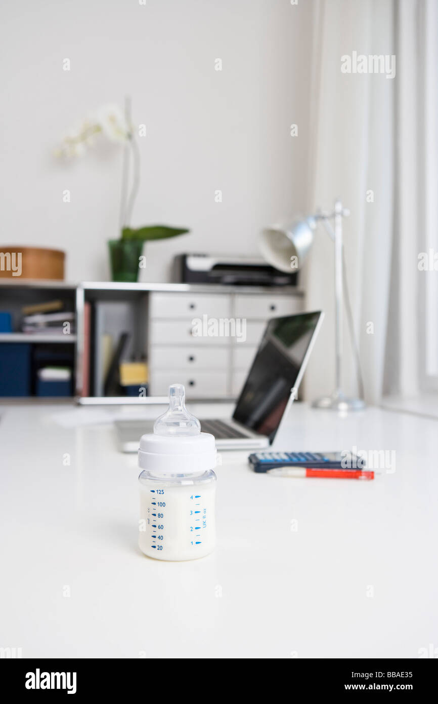 Ein Baby-Flasche auf einem Schreibtisch Stockfoto