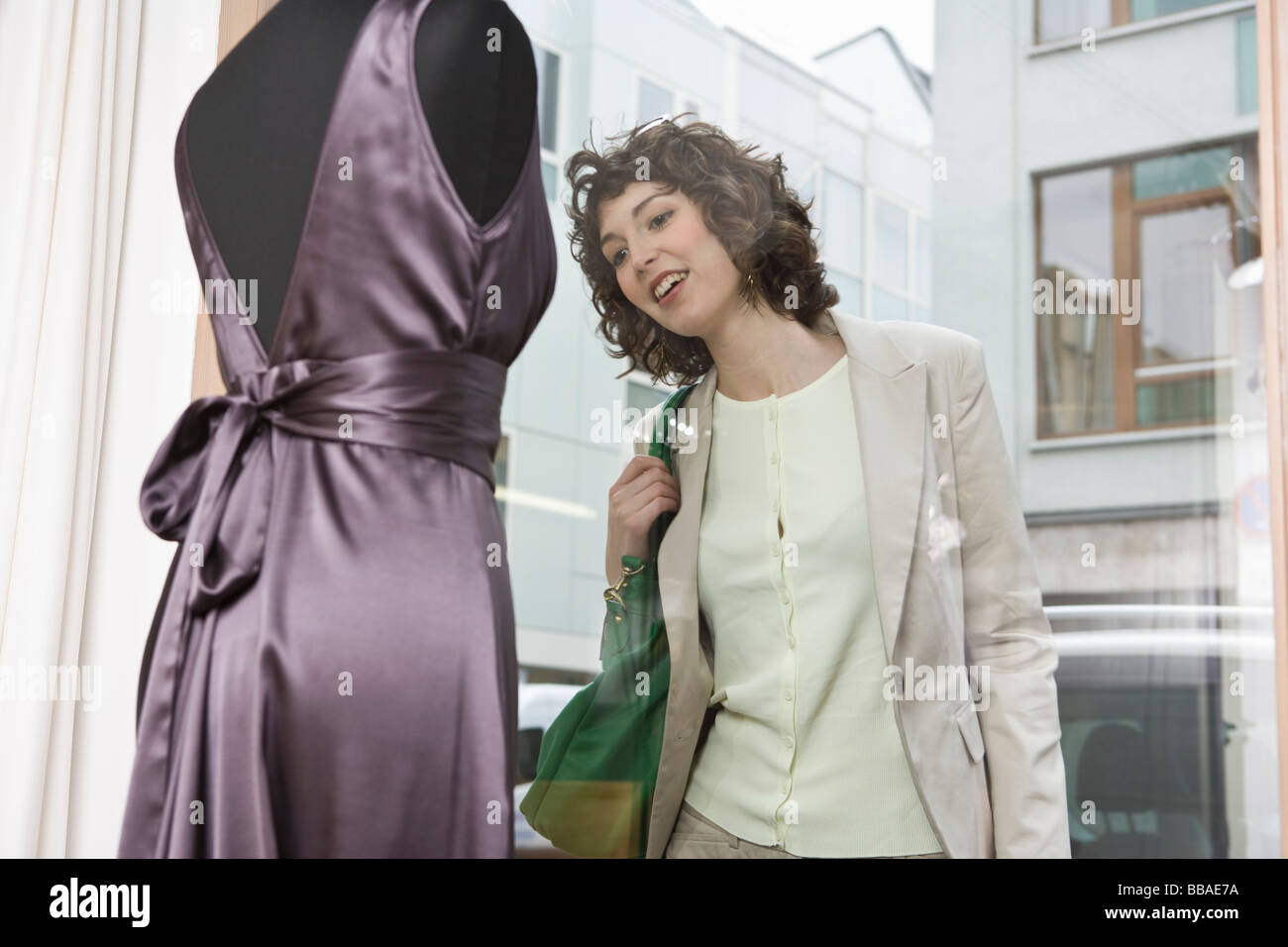 Eine Frau-Window-shopping Stockfoto