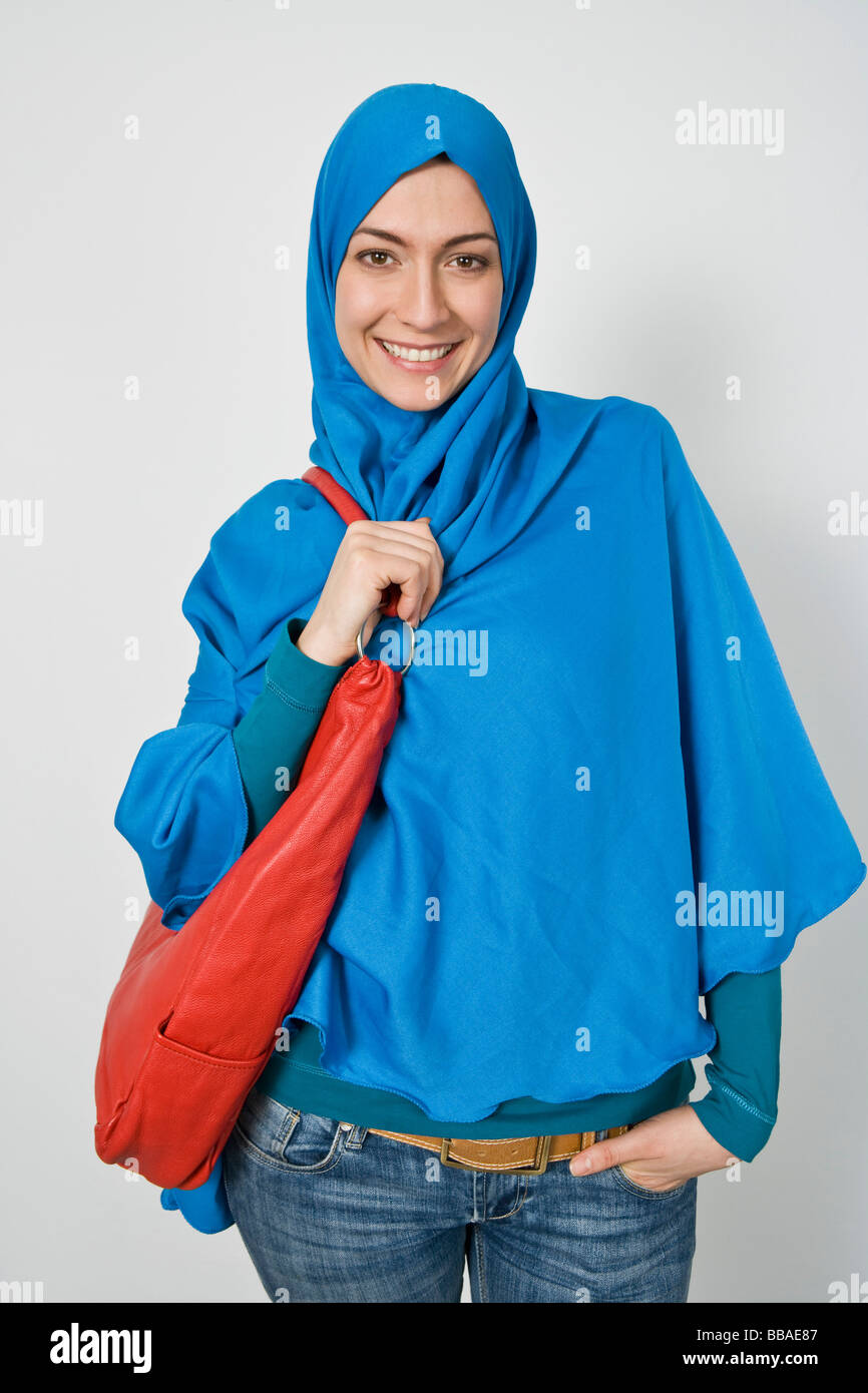 Portrait einer modischen Frau einen Hijab zu tragen Stockfoto