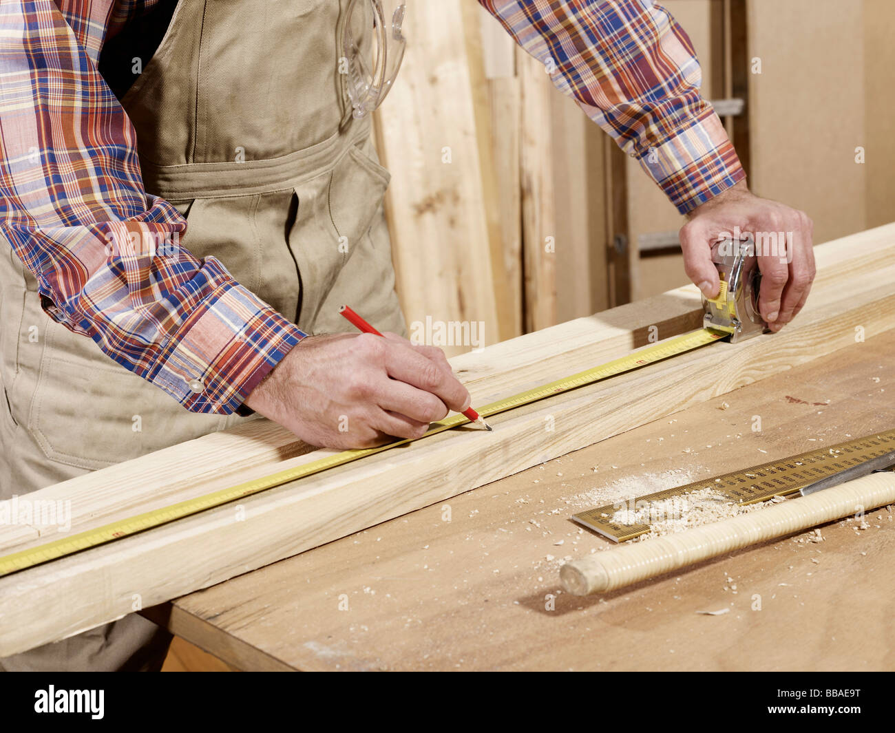 Detail des Mannes Kennzeichnung Stück Holz mit Bleistift und Maßband Stockfoto