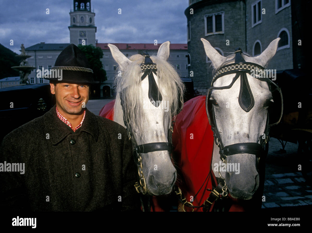 1, 1, österreichischer Mann, Kutsche, Kutsche, Kutscher, Augenkontakt, Vorderansicht, Salzburg, Salzburg Land, Österreich, Europa Stockfoto