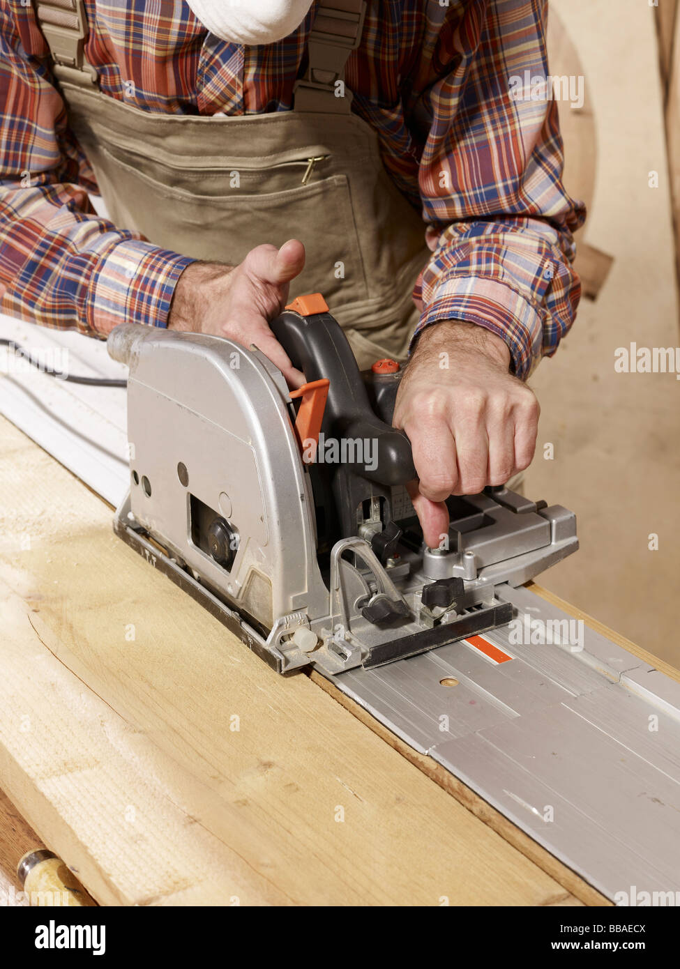 Detail von einem Mann Schneiden von Holz mit einem Rotary sah Stockfoto