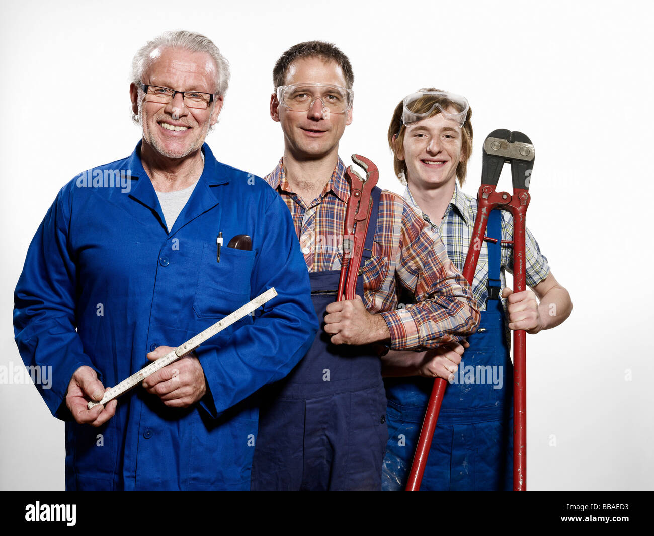 Drei Arbeiter Besitz Werkzeuge Stockfoto