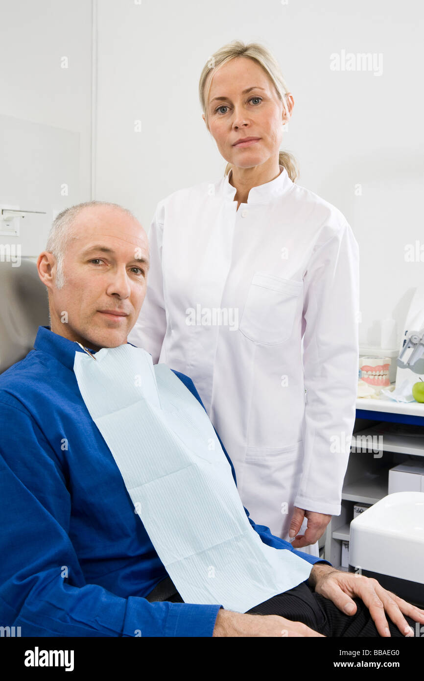 Zahnmedizinische Fachangestellte und ein Patient in einem Raum zahnärztliche Untersuchung Stockfoto