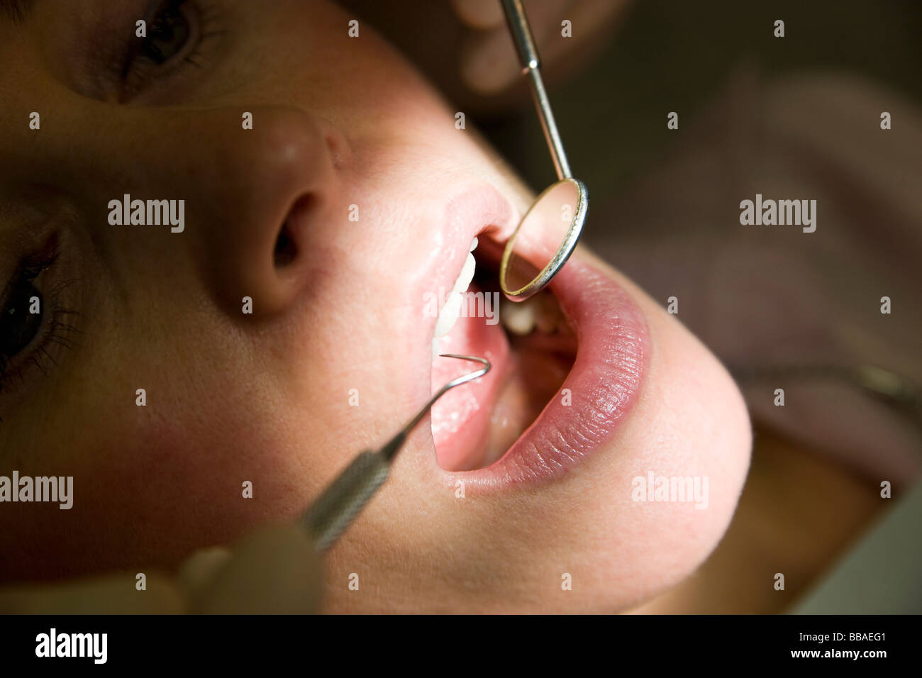 Nahaufnahme eines Zahnarztes Inspektion eines Weibes Mund Stockfoto