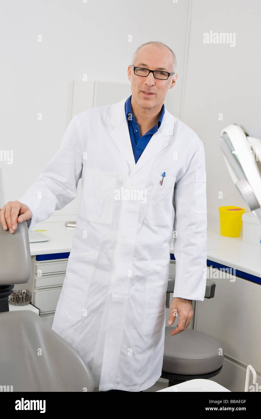 Porträt eines Zahnarztes stehend in einer Zahnarztpraxis Stockfoto Porträt eines Zahnarztes stehend in einer Zahnarztpraxis Stockfoto