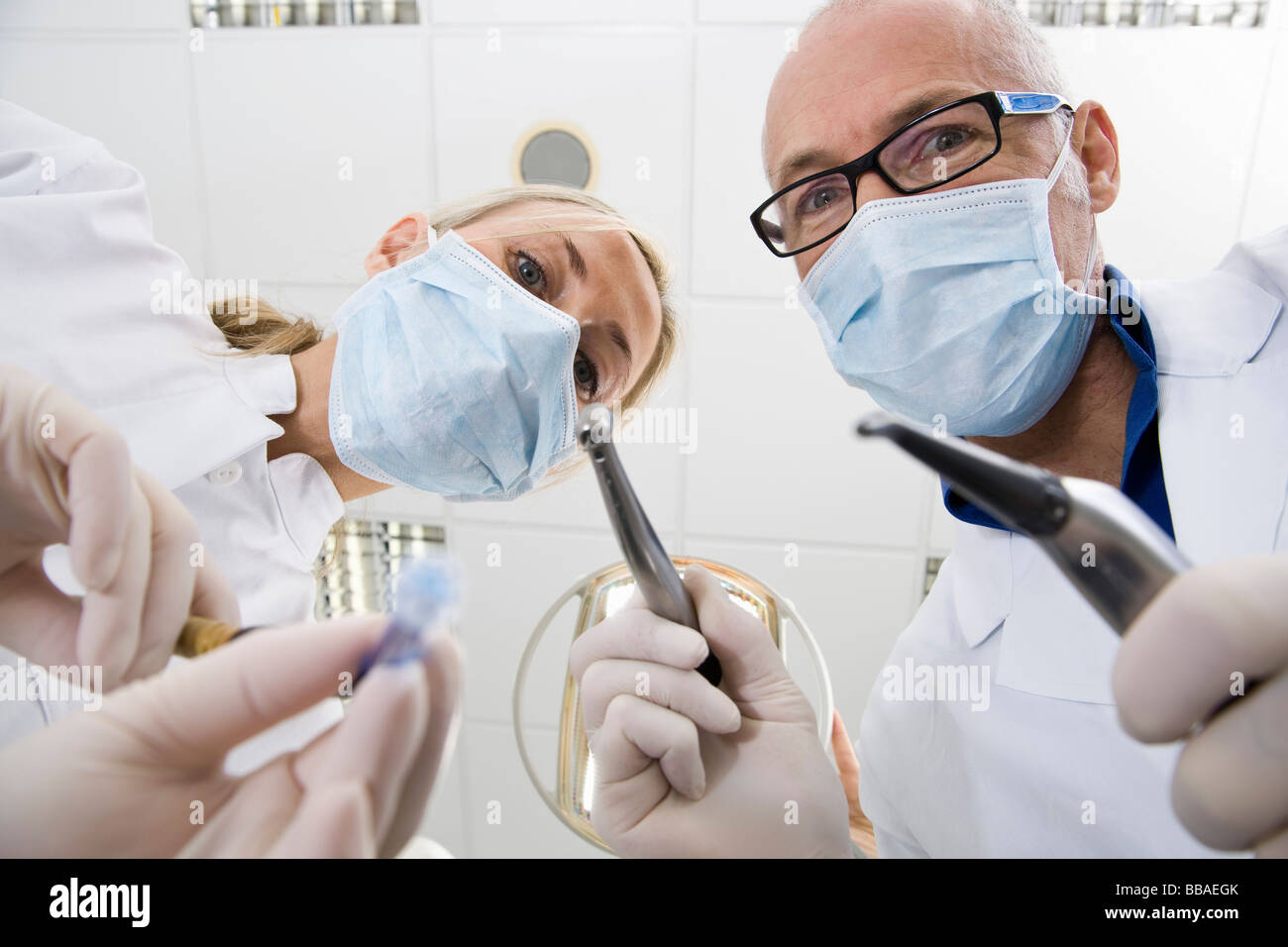 Blick von unten auf ein Zahnarzt und ein Assistent hält Stockfoto