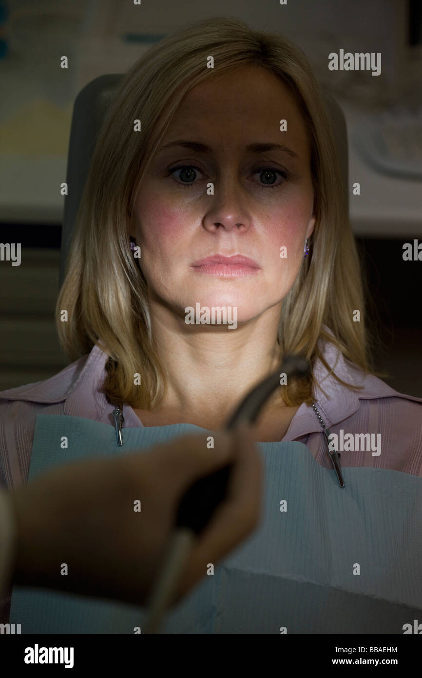 Eine ängstliche Patienten in ein Zahnarztstuhl sitzen Stockfoto