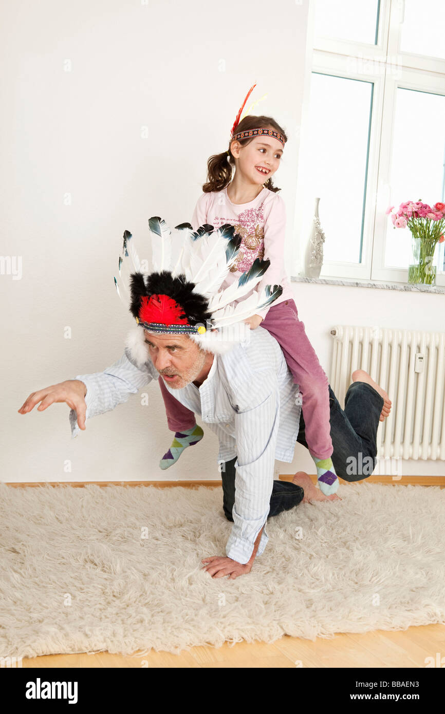 Ein Großvater und Enkelin spielen machen glauben Stockfoto