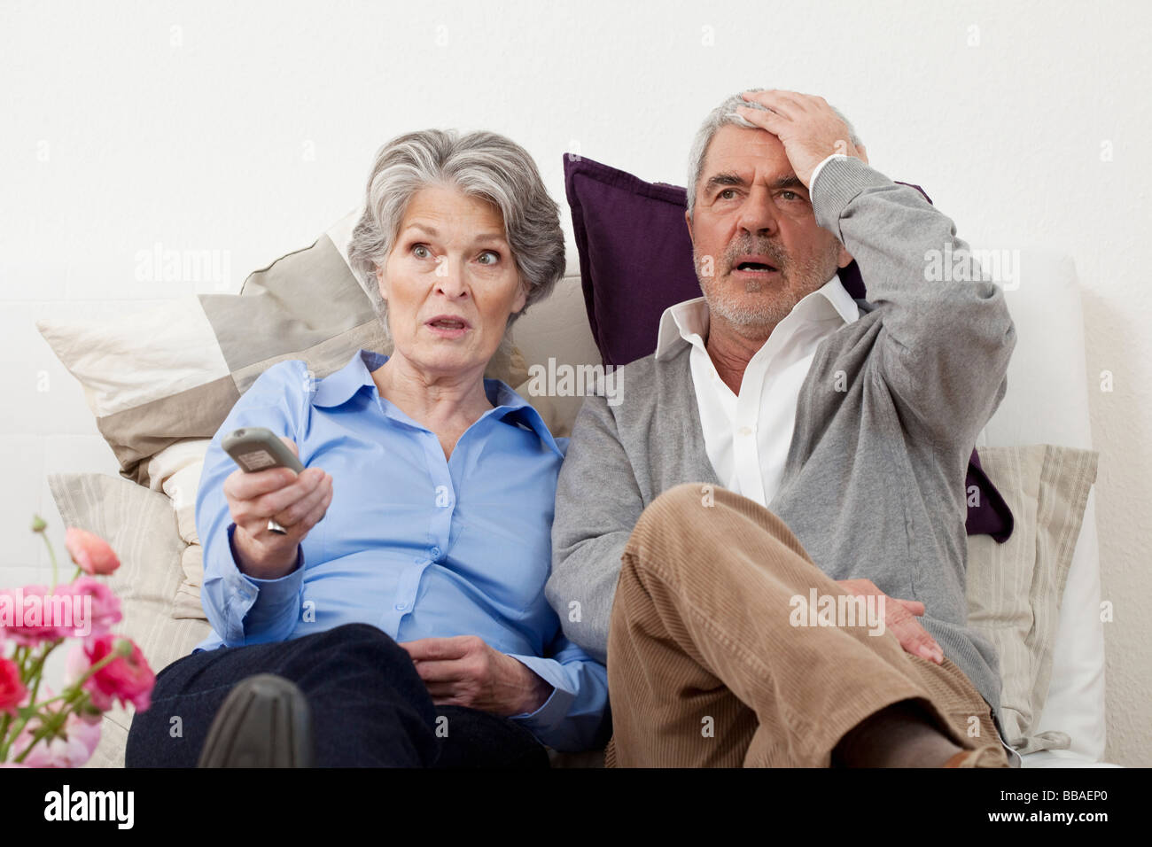 Ein paar gerade etwas unglaubliches im Fernsehen Stockfoto