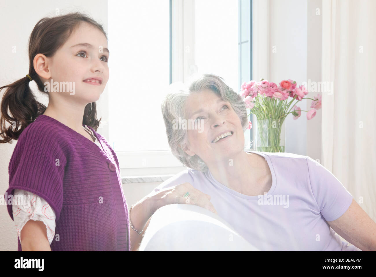 Ein Mädchen und ihre Enkelin blickte neugierig Stockfoto