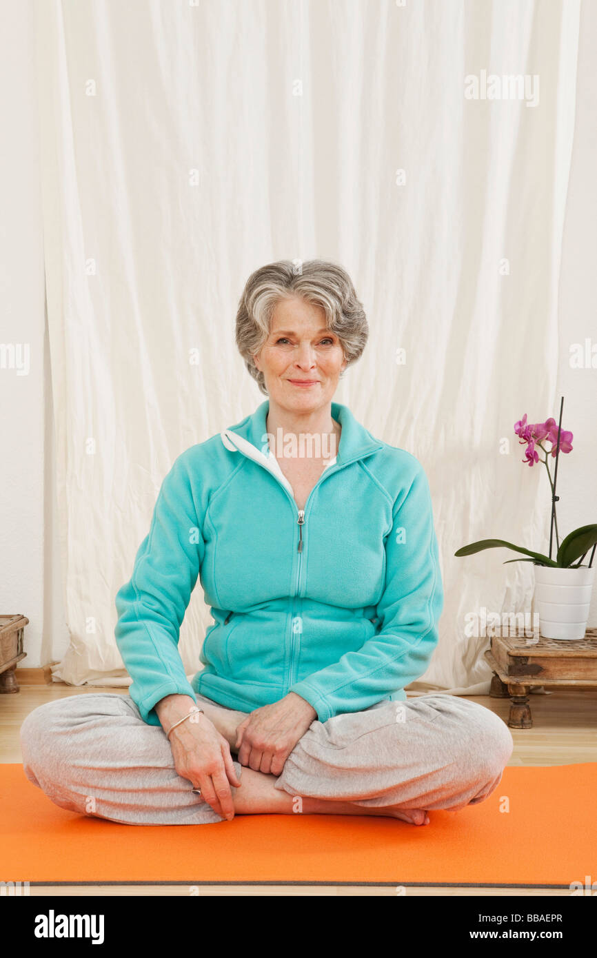 Eine ältere Frau Yoga machen Stockfoto