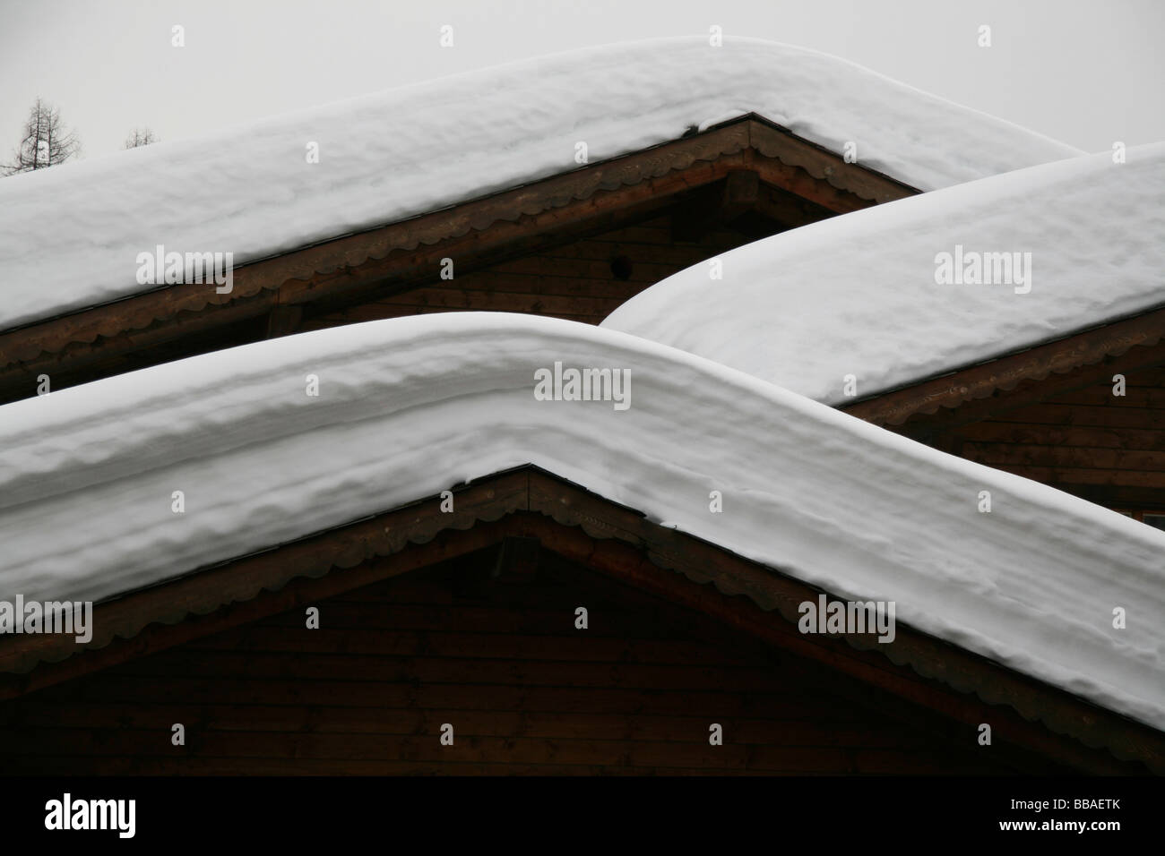 Detail der Schnee auf dem Dach von einem Blockhaus Graubündens, Schweiz Stockfoto