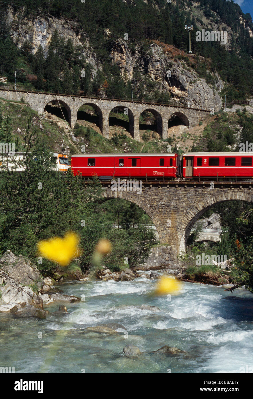 Glacier Express Zug Kreuzung Brücke über den River, Graubündens, Schweiz Stockfoto