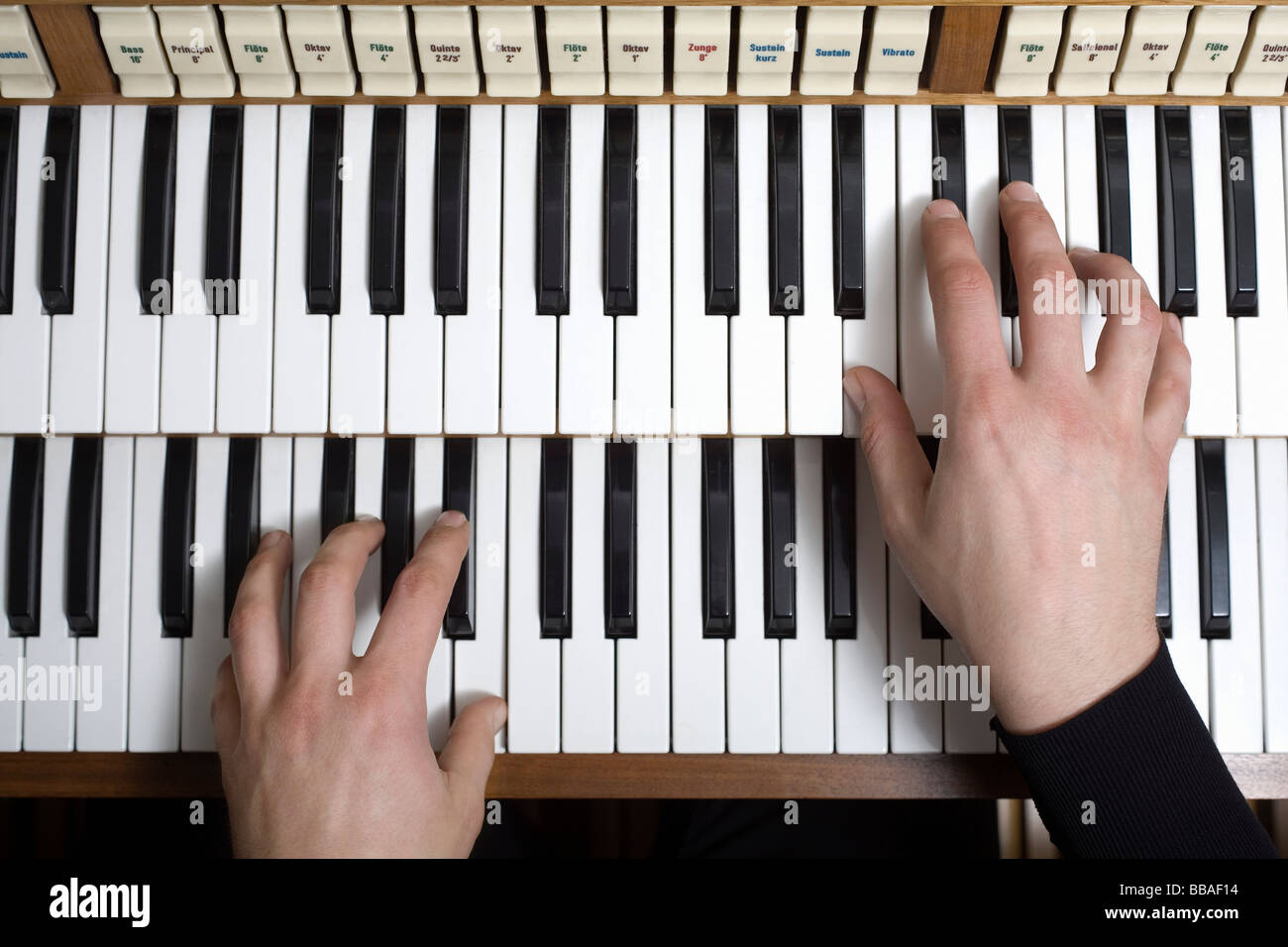 Menschliche Hände eine Orgel zu spielen Stockfoto