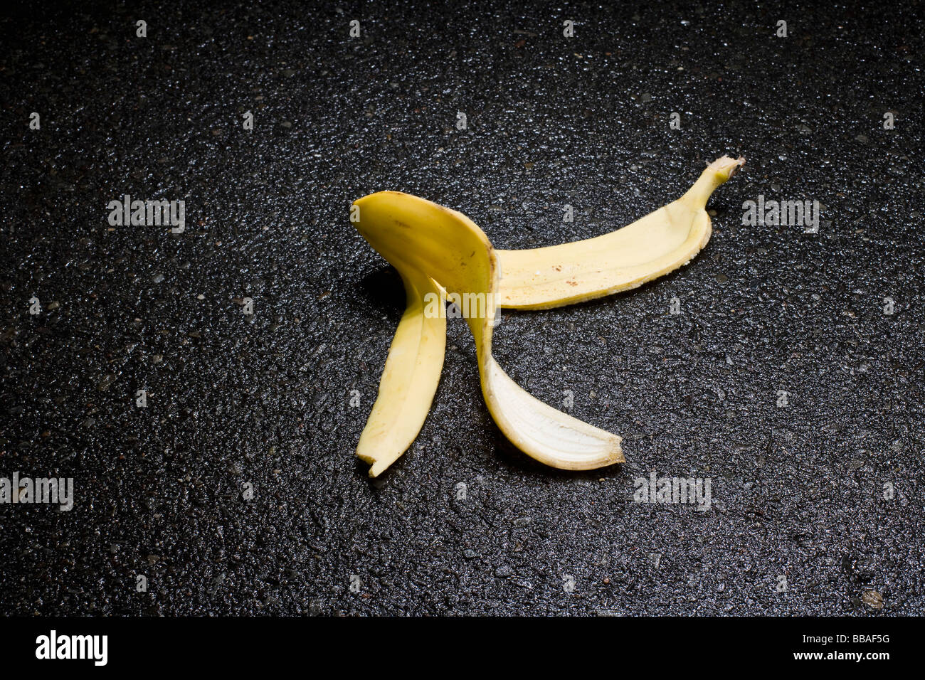 Eine weggeworfene Bananenschale Stockfoto