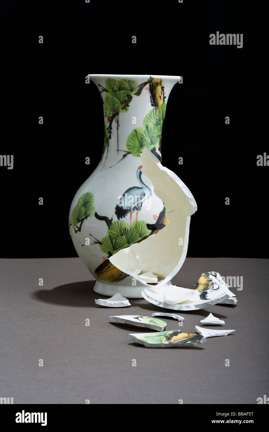 Eine zerbrochene vase Stockfotografie - Alamy