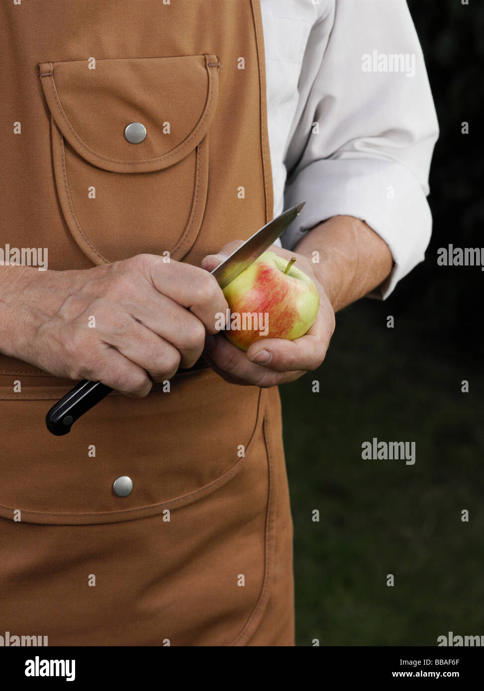 Detail eines Mannes einen Apfel schneiden Stockfoto