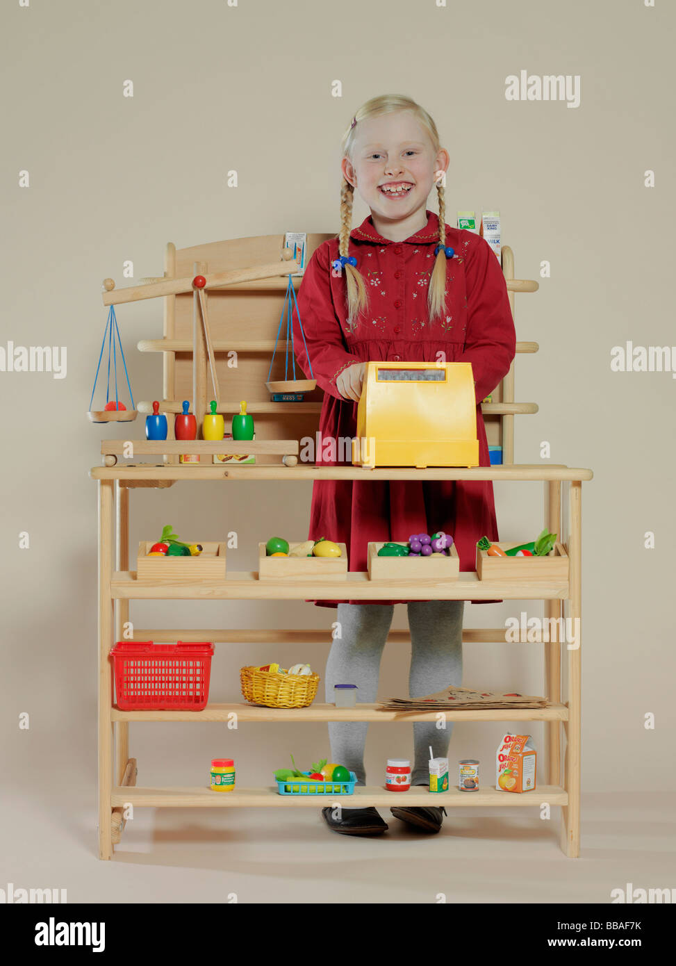 Porträt eines Mädchens in einem Spielzeug-Lebensmittelgeschäft Stockfoto
