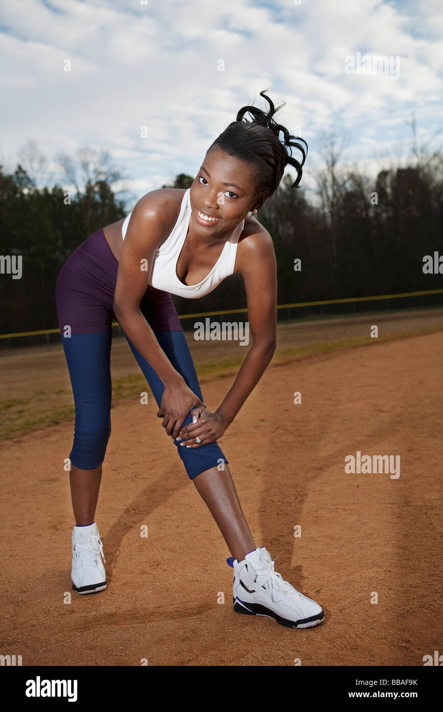 Eine Frau auf einem Sportplatz dehnen Stockfoto