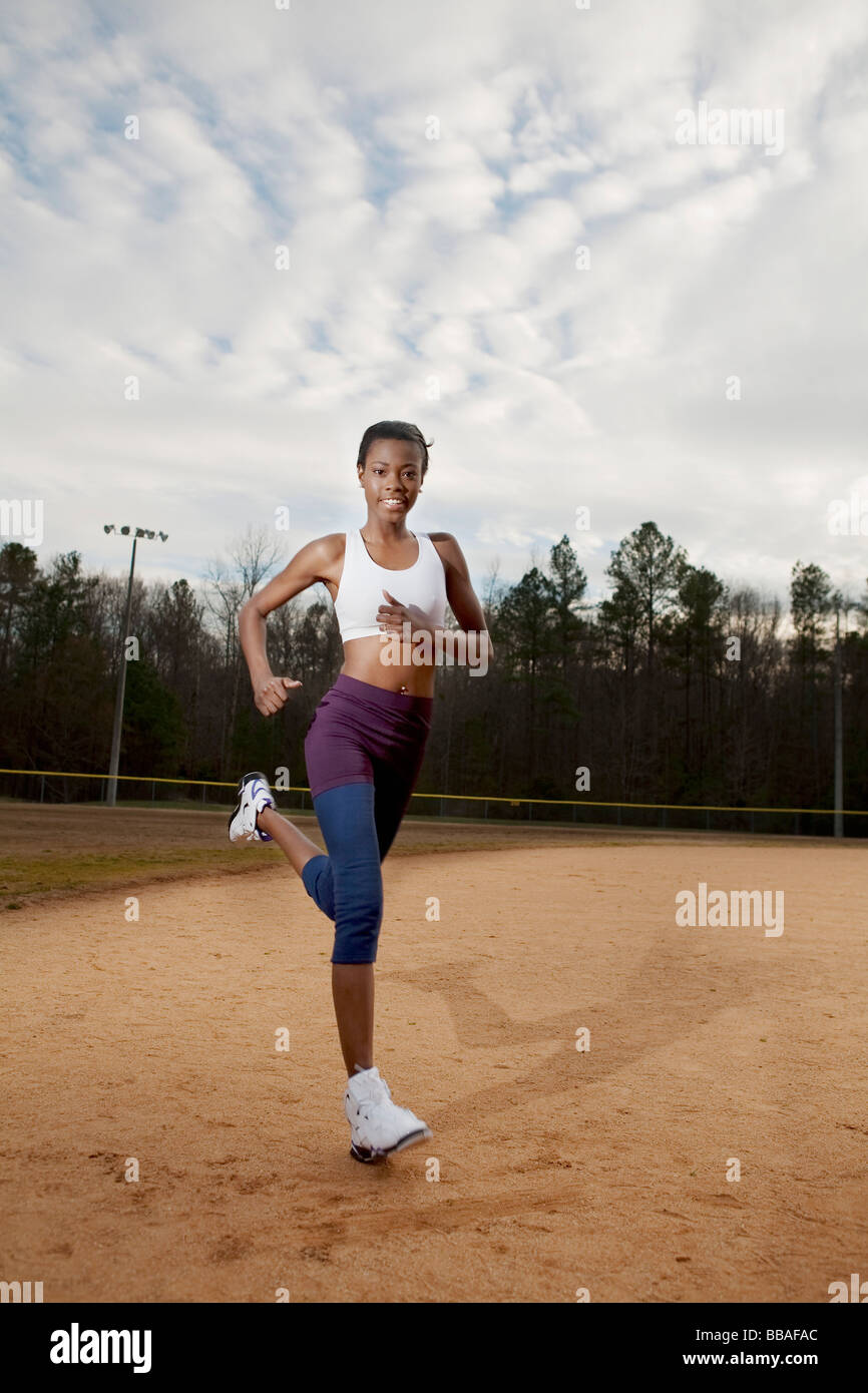 Eine Frau auf einem Sportplatz Aufwärmen Stockfoto
