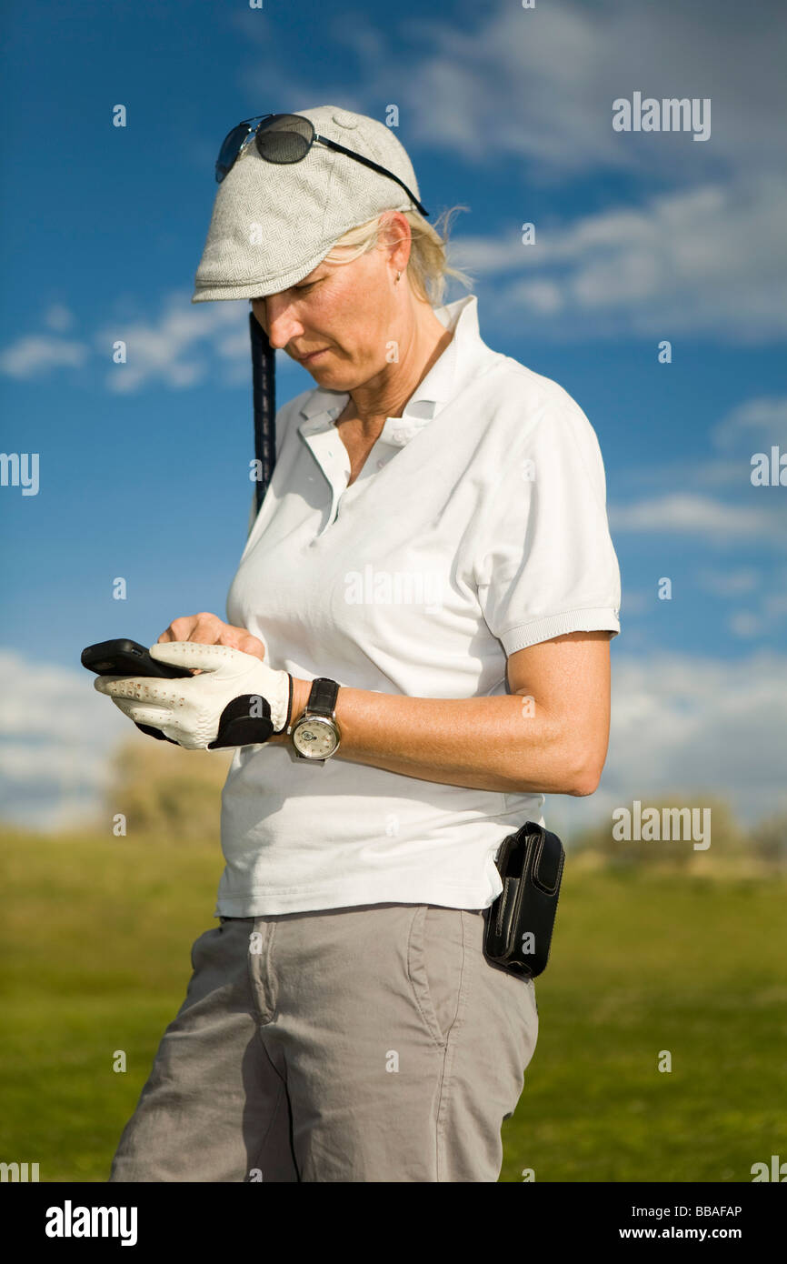 Ein Golfer mit einem Mobiltelefon Stockfoto