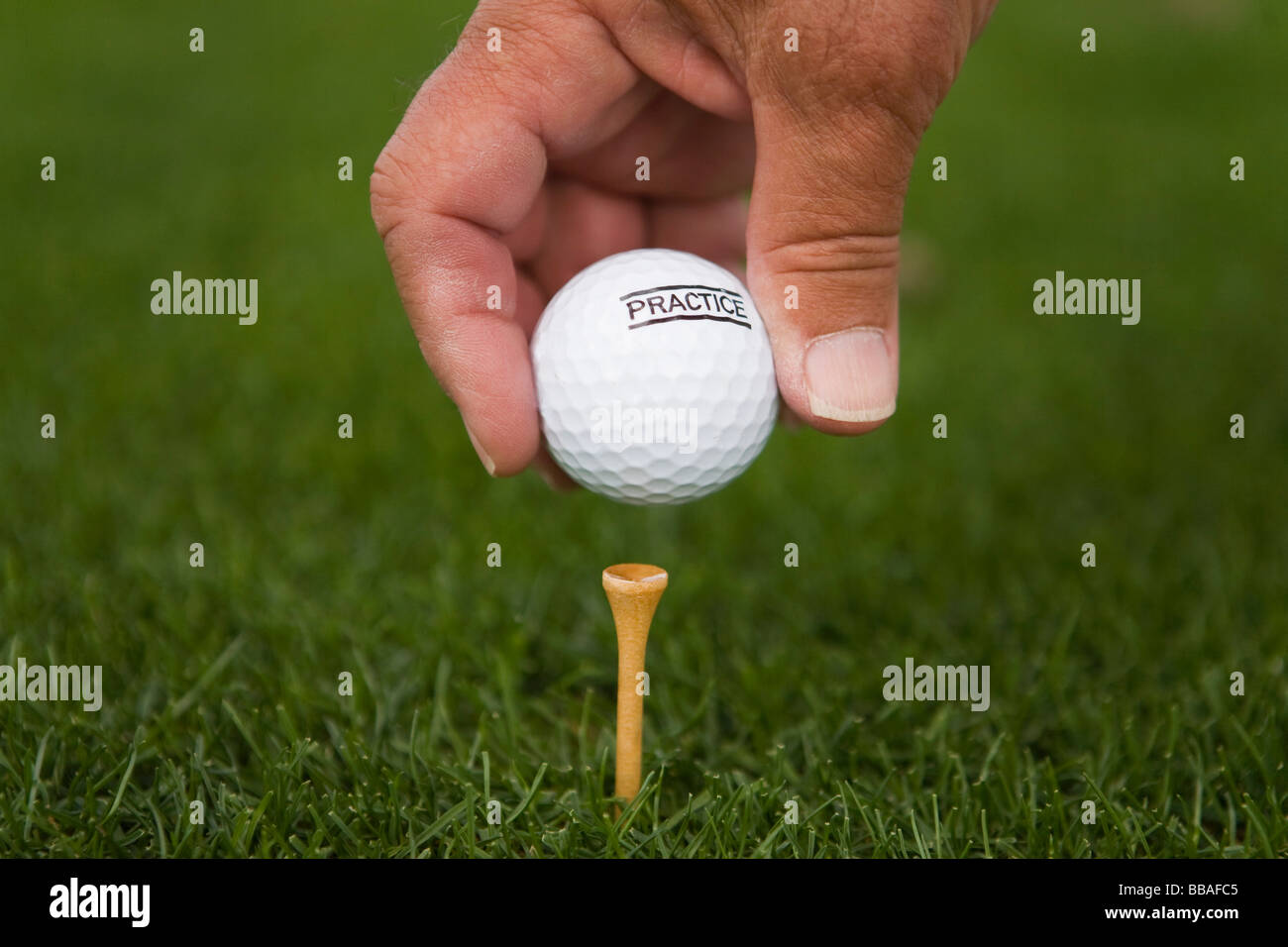 Detail eines Golfers Platzierung einen Golfball auf einem t-Shirt Stockfoto