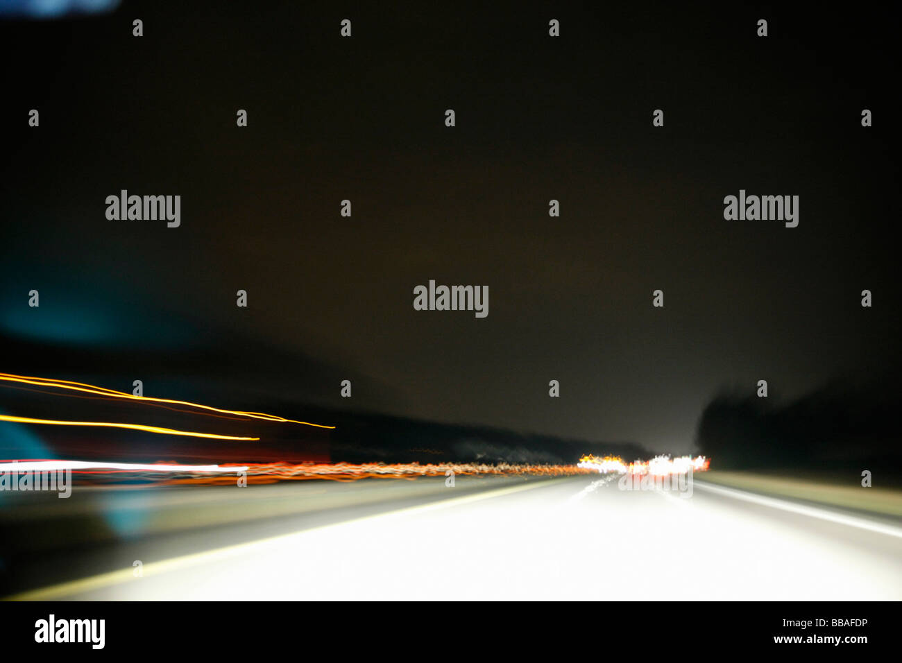 Mehrere-spurige Autobahn, Nacht, nicht-städtisches Motiv Stockfoto