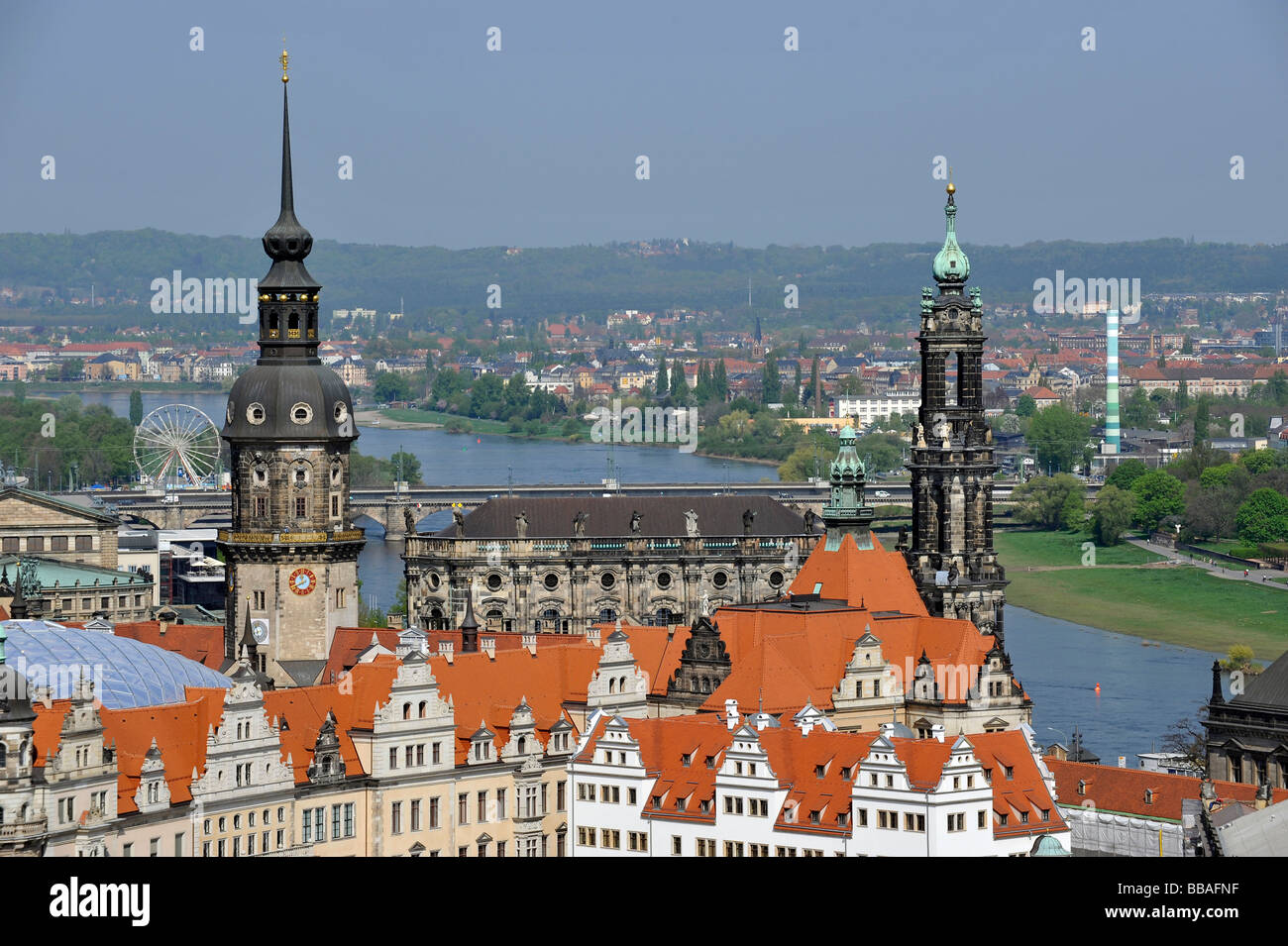 Panoramablick über die Stadt Dresden mit Semperoper Opernhaus, Hausmann Turm, Dresdner Residenzschloss, Hofkirche, katholische Gericht Stockfoto