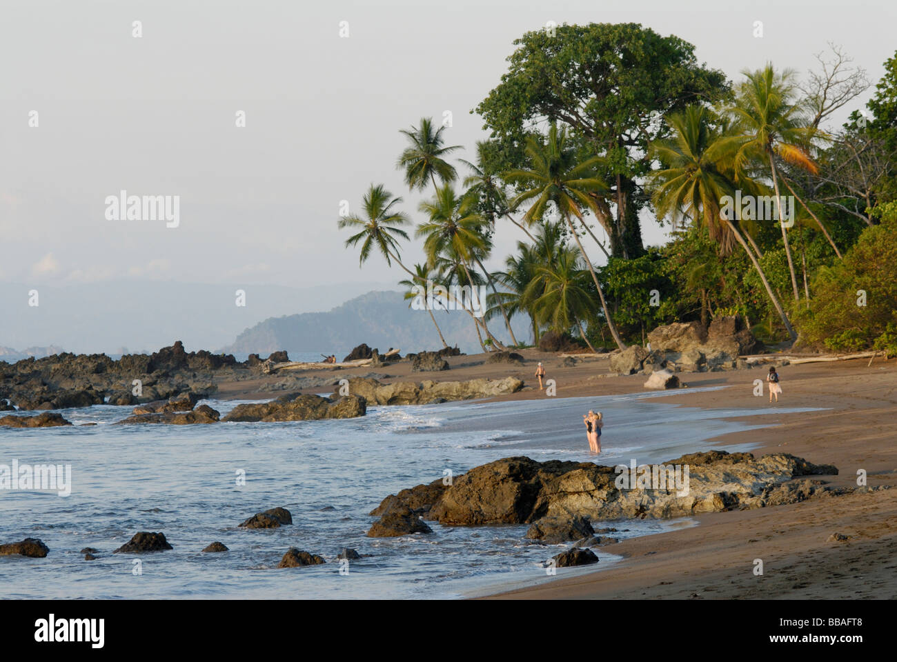 Senioren aus einer Elderhostel Ökotourismus Gruppe an einem Strand der Halbinsel Osa Costa Rica Stockfoto