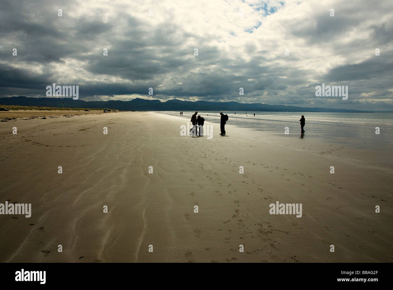 Menschen auf der Black Rock Beach, Criccieth, North Wales Stockfoto