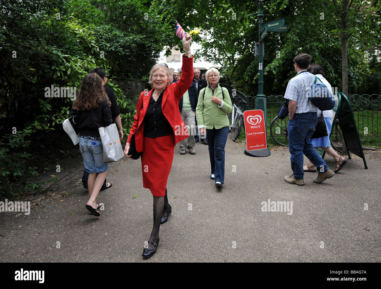 Eine Tourguide hält ein Union Jack, Touristen um Brighton zu führen Stockfoto