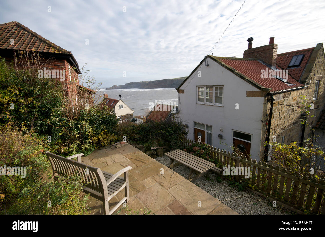 Gartenbank mit Meer veiw Stockfoto