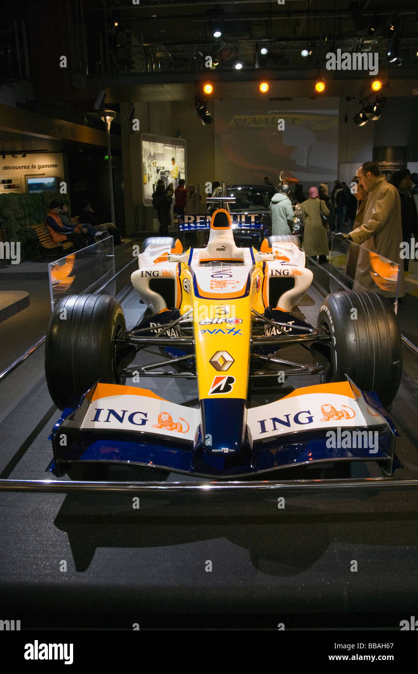 2007 Renault F1 Auto auf dem Display in Renaults Flaggschiff Paris Showroom auf der Champs Elysee Stockfoto