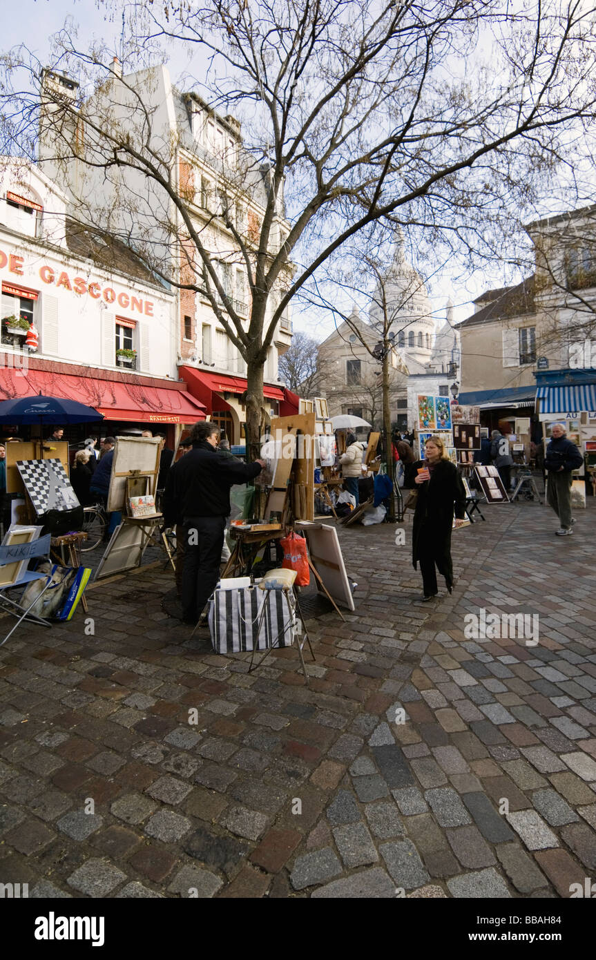 Künstler malen und verkaufen ihre Arbeit an Touristen in Place Du Tertre, das Herzstück des Künstlerviertel Montmartre, Paris Stockfoto