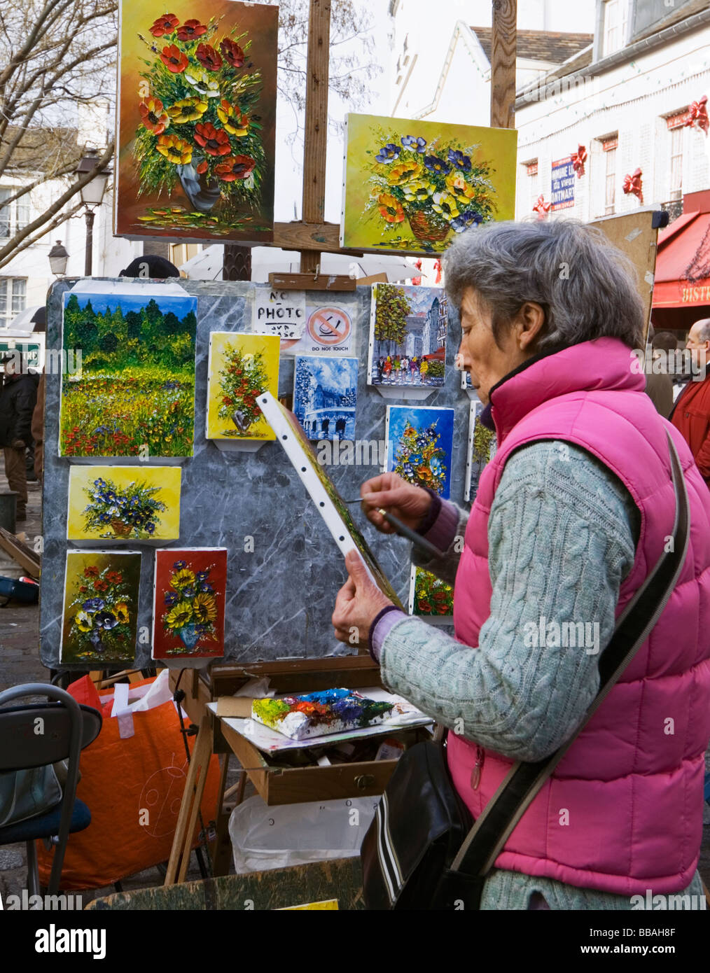 Künstler malen und verkaufen ihre Arbeiten für Touristen in Place Du Tertre, das Herzstück des Künstlerviertel Montmartre, Paris Stockfoto