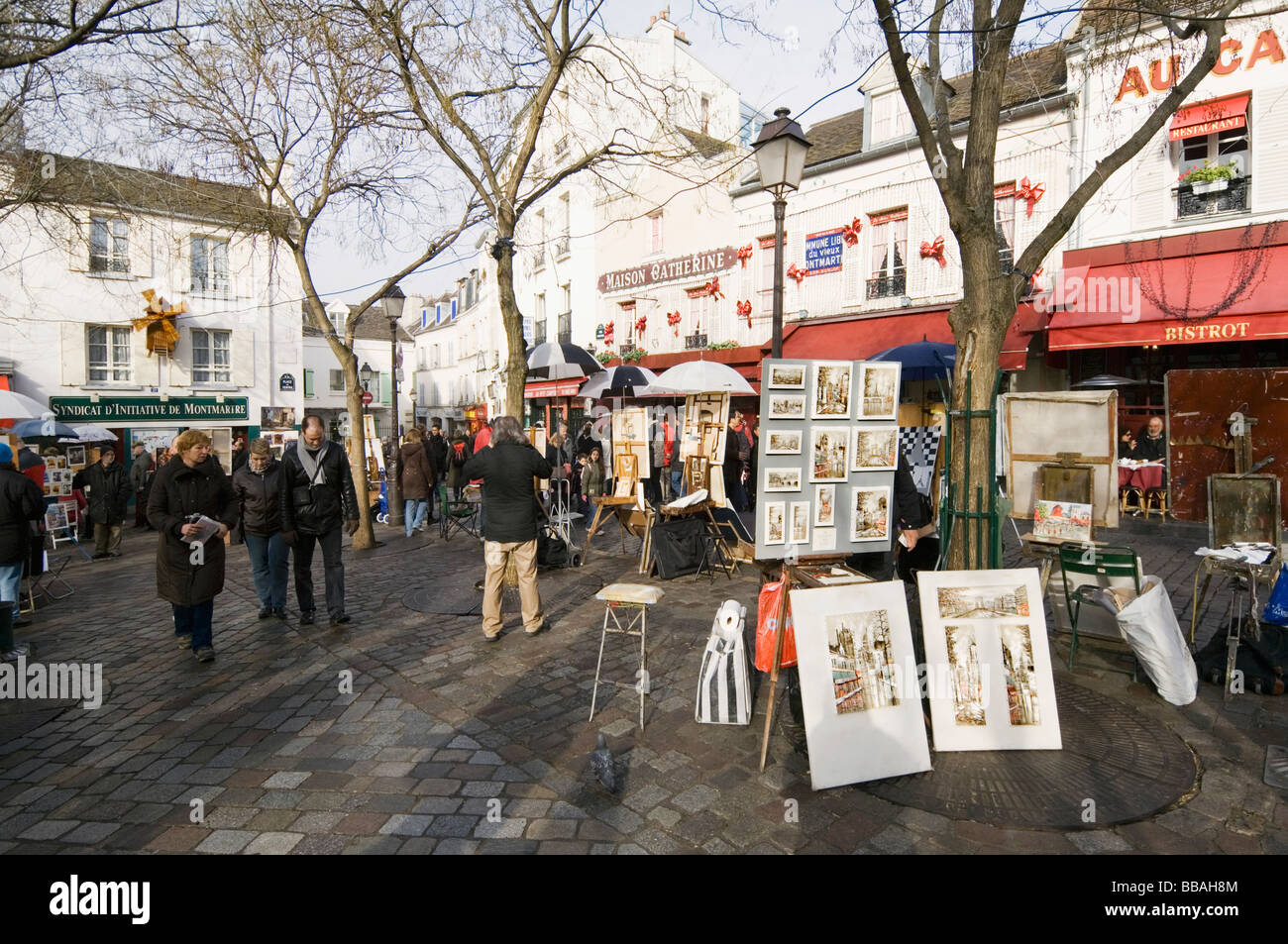 Künstler malen und verkaufen ihre Arbeit an Touristen in Place Du Tertre, das Herzstück des Künstlerviertel Montmartre, Paris Stockfoto
