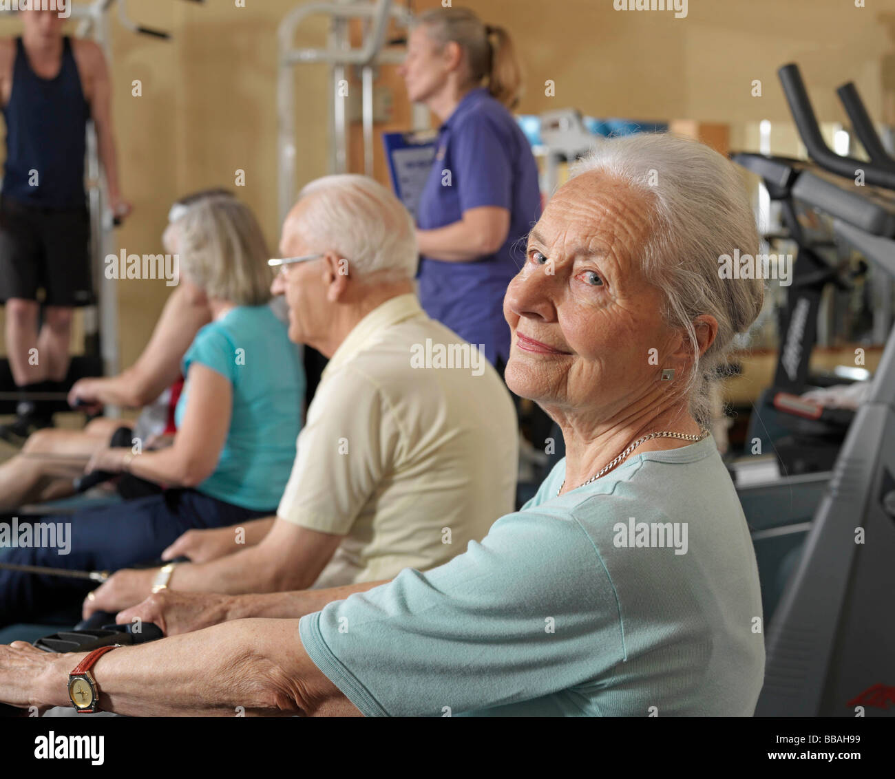 Senioren-training im Fitness-Studio mit Instruktor Stockfoto