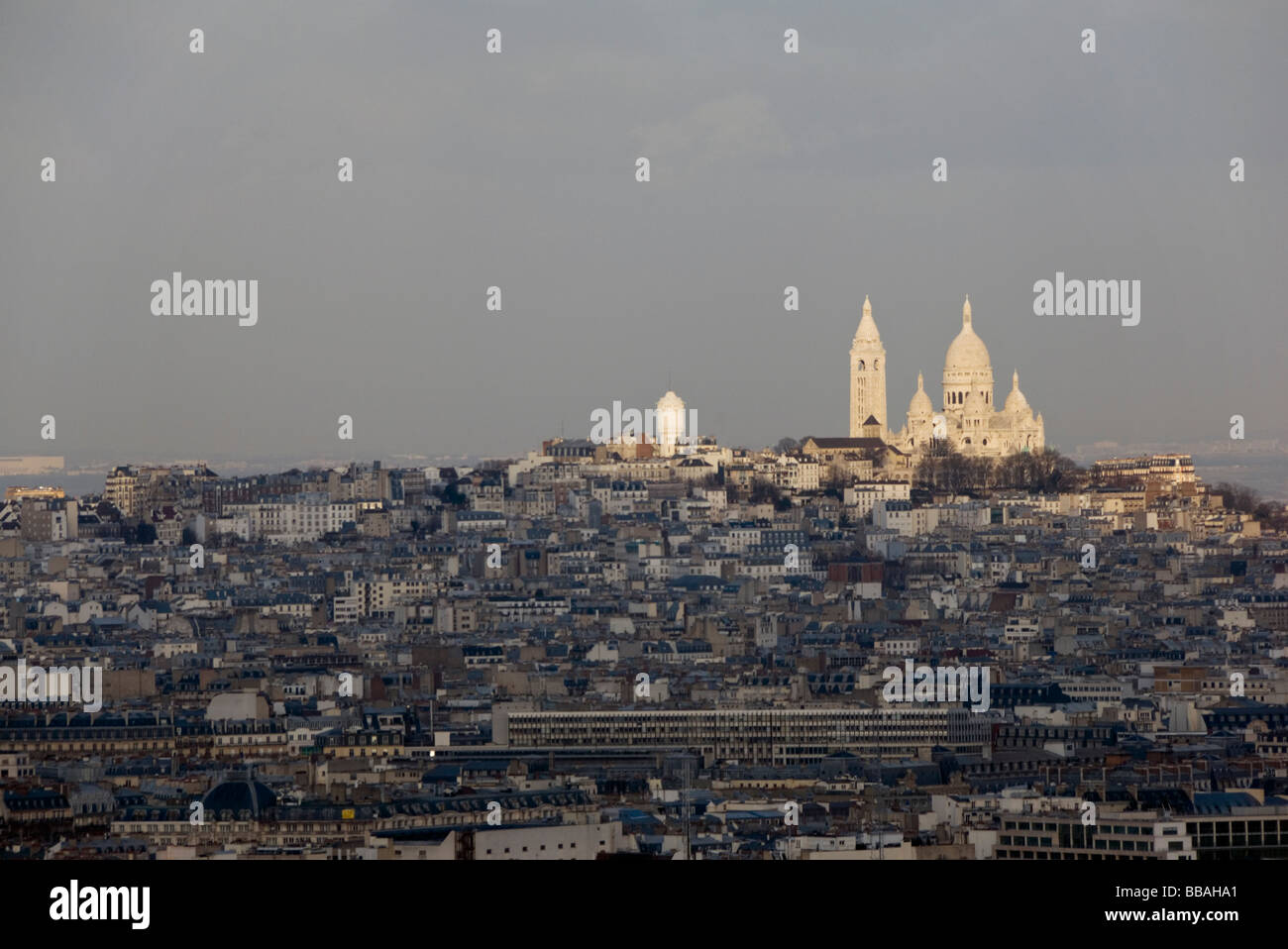 Blick auf Montmartre und Sacre Coeur Kathedrale in Sonnenlicht getaucht, über die Dächer von Paris vom Eiffelturm, Frankreich Stockfoto