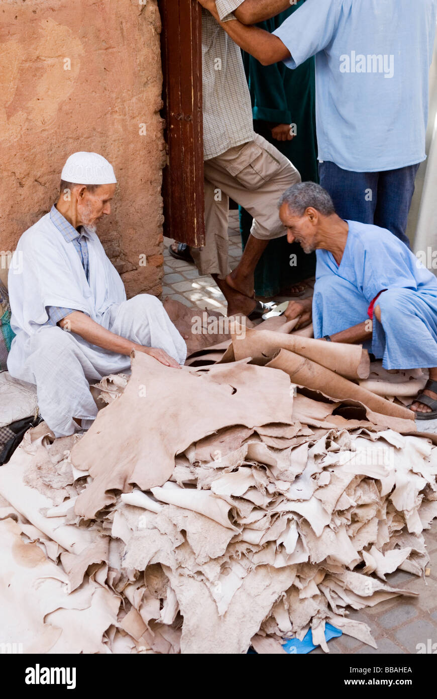 Leder-Händler verkauft seine gegerbte Häute im Herzen des alten Souk, Marrakesch, Marokko Stockfoto