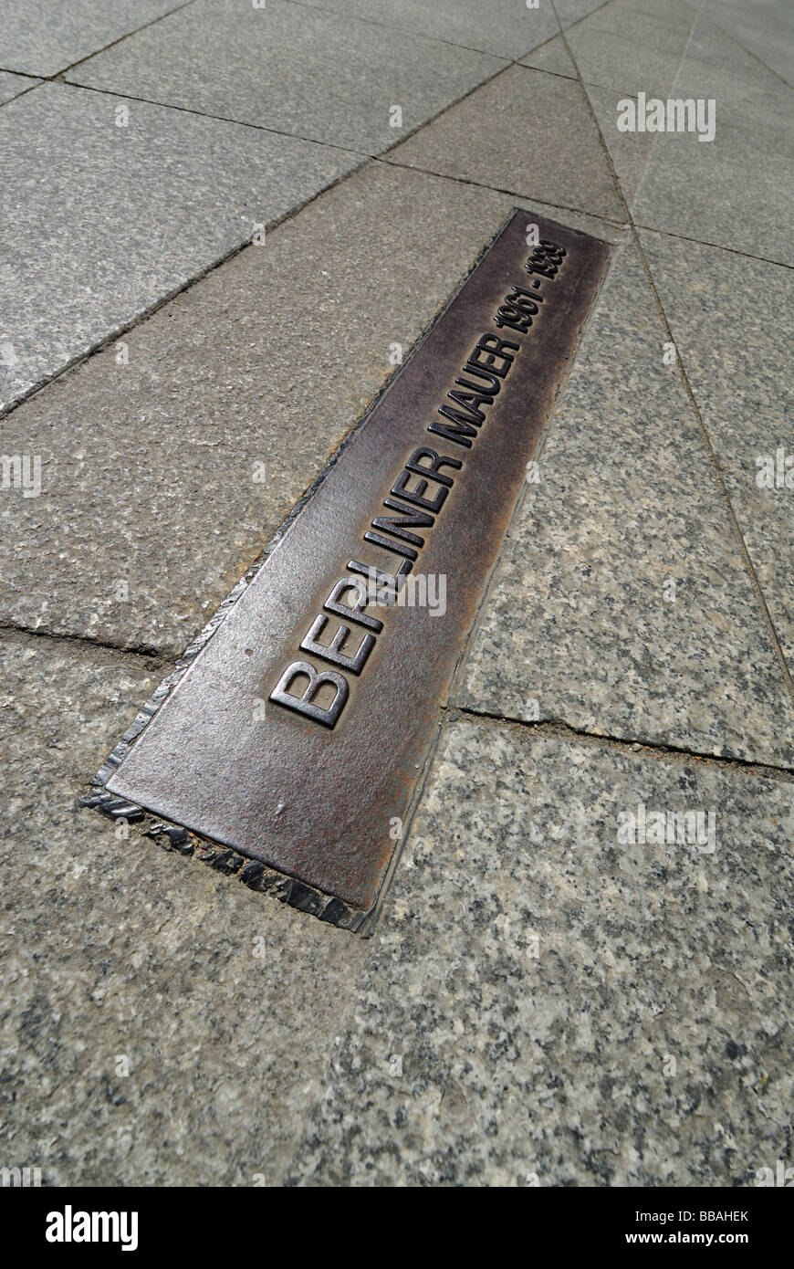 Berlin Deutschland Bronze Plakette am Potsdamer Platz markiert, wo die Mauer stand Stockfoto