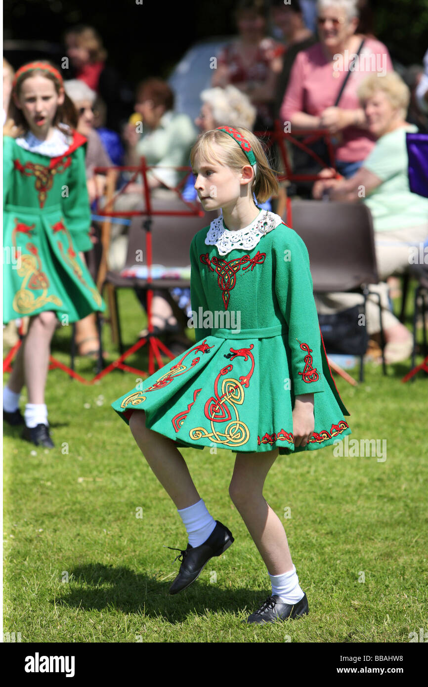 Junge irische Pre-Teenager-Mädchen-Tween in einem traditionellen Tanz Kostüm  bei einem Sommerfest Stockfotografie - Alamy