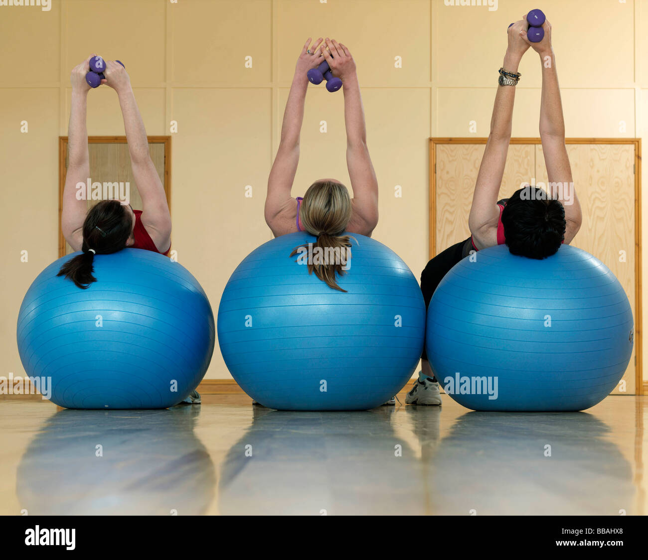 Frauen Training mit Gewichten im Fitnessstudio Stockfoto