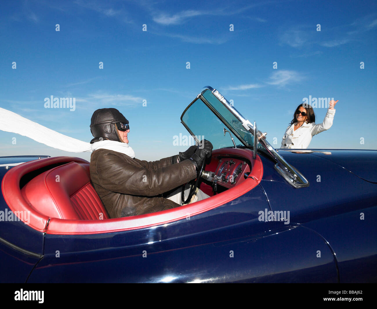 Mann Frau in altes Auto abholen Stockfoto