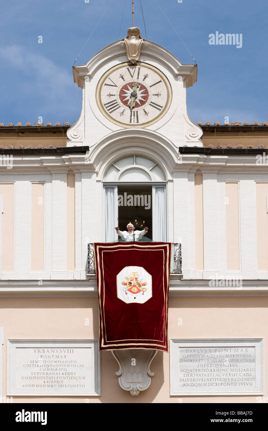 Papst Benedict XVI segnet die Menge vom Balkon des päpstlichen Sommerpalast, Castel Gandolfo, Latium, Italien Stockfoto