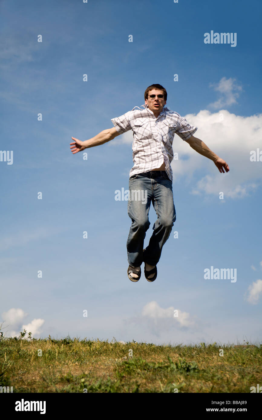 der Mann und der Himmel springen Stockfoto