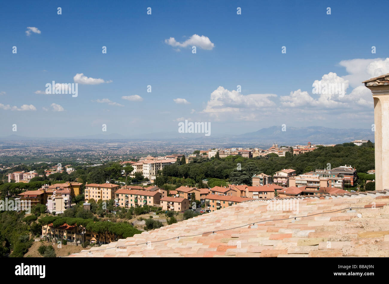 Blick von Grottaferrata über pantiled auf dem Dach gegen Rom in der Ferne, die Albaner Berge, Latium, Italien Stockfoto